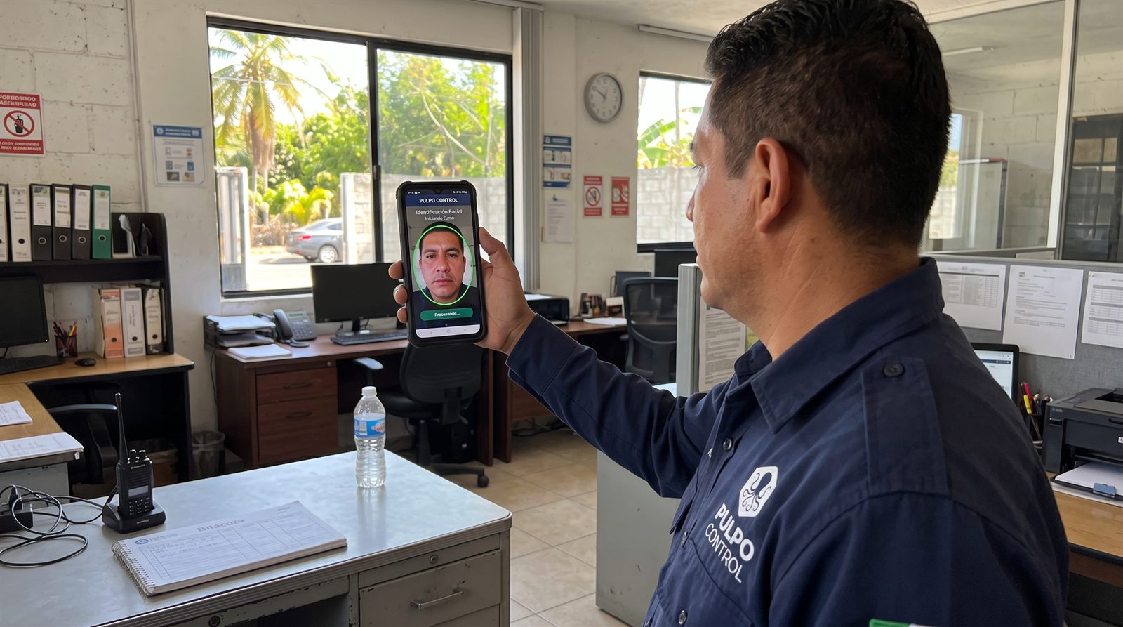 Guardia registrando su check-in con identificación facial en el smartphone