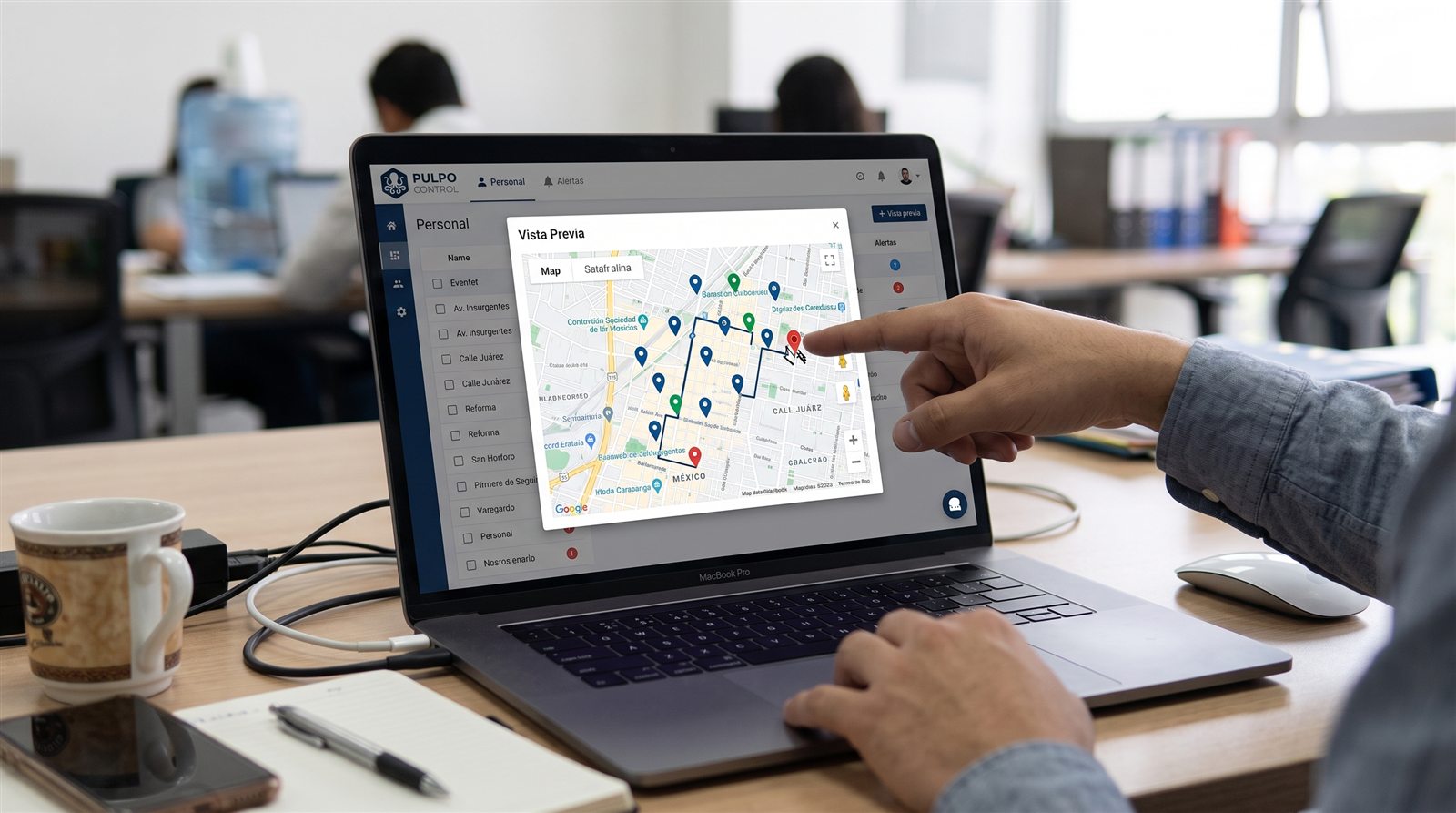 Supervisor señalando en la laptop el mapa de Pulpo Control con la ruta y ubicación de los guardias